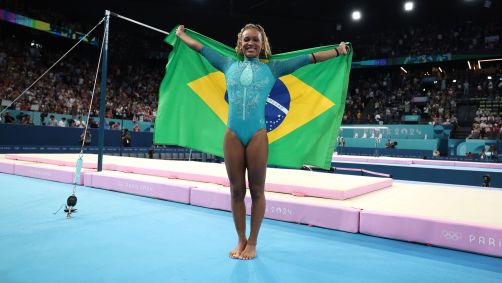 Rebeca Andrade celebra a conquista do outo no solo em Paris 2024