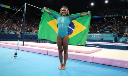 Rebeca Andrade celebra a conquista do outo no solo em Paris 2024