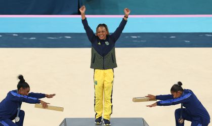 Simone Biles e Jordan Chiles reverenciam Rebeca Andrade no pódio do solo em Paris 2024