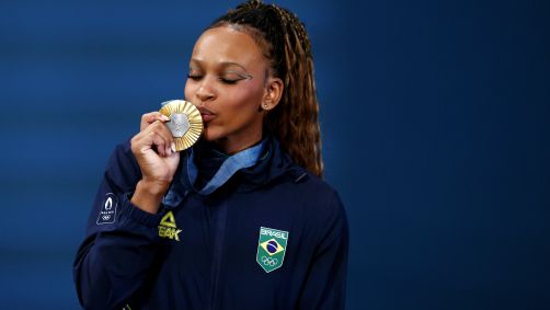 Rebeca Andrade com a medalha de ouro do solo em Paris 2024