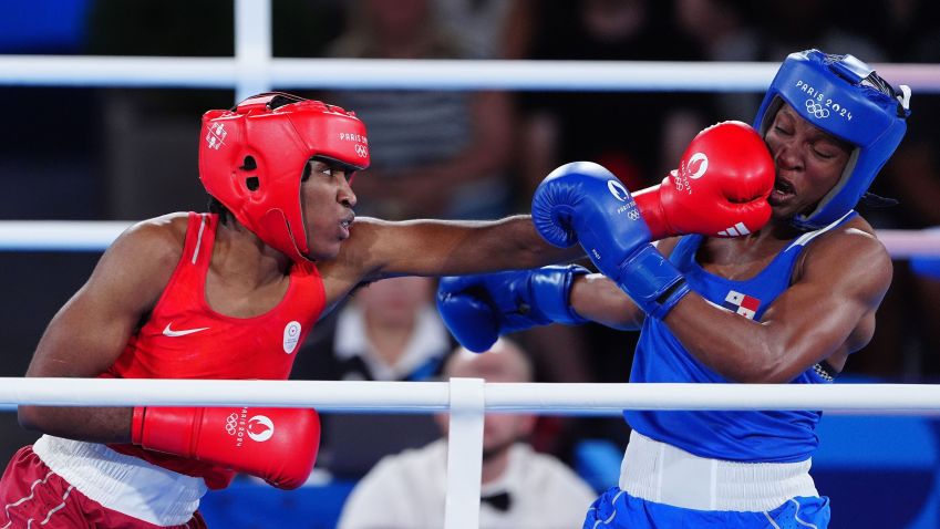 Cindy Winner (esq.) durante luta de boxe na Olimpíada de Paris / Peter Byrne/PA Images via Getty Images