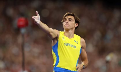 Mondo Duplantis comemora após saltar na Olimpíada de Paris 2024