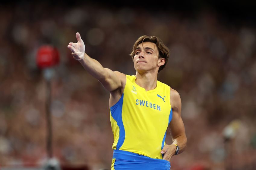 Mondo Duplantis comemora após saltar na Olimpíada de Paris 2024 / Cameron Spencer/Getty Images