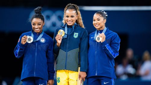 Simone Biles, Rebeca Andrade e Jordan Chiles no pódio do solo em Paris 2024