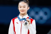 Após prata em Paris, atleta volta a trabalhar para os pais em restaurante; veja vídeo