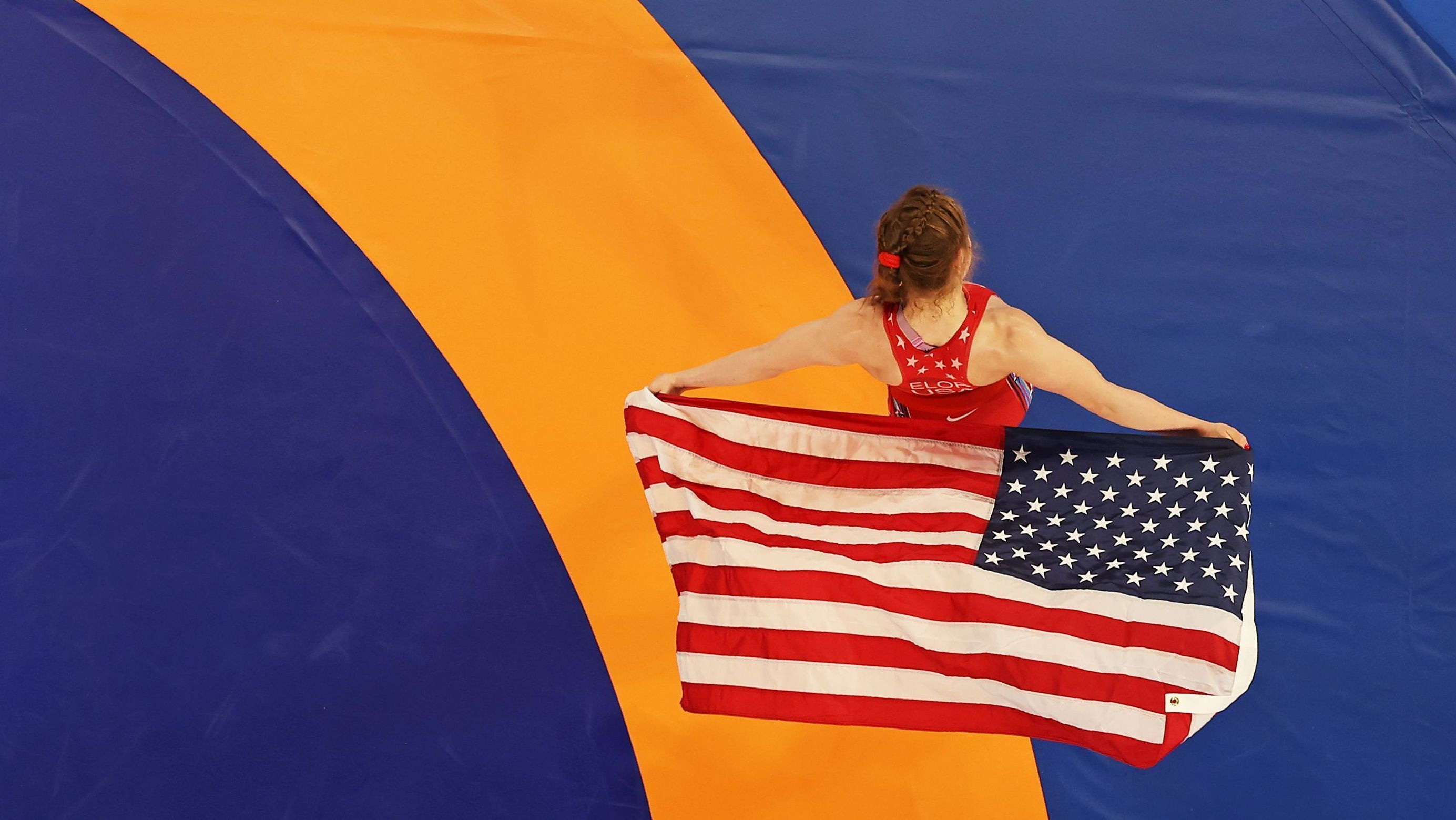 Atleta dos Estados Unidos com a bandeira do país durante Paris 2024