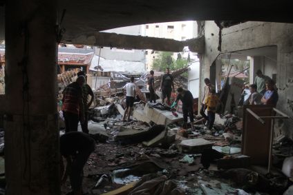 Palestinos inspecionam o prédio destruído após um ataque israelense na escola Et-Tabiin, onde pessoas deslocadas se abrigaram no bairro Ed-Deraj na Cidade de Gaza, Gaza, em 10 de agosto de 2024.