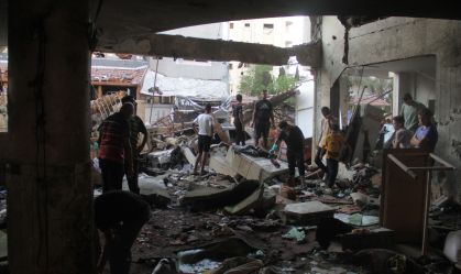 Palestinos inspecionam o prédio destruído após um ataque israelense na escola Et-Tabiin, onde pessoas deslocadas se abrigaram no bairro Ed-Deraj na Cidade de Gaza, Gaza, em 10 de agosto de 2024.
