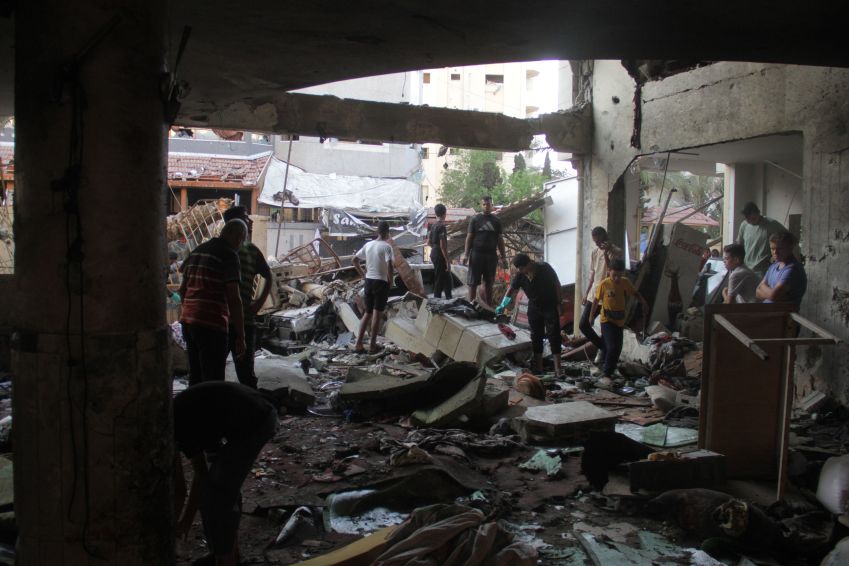 Palestinos inspecionam o prédio destruído após um ataque israelense na escola Et-Tabiin, onde pessoas deslocadas se abrigaram no bairro Ed-Deraj na Cidade de Gaza, Gaza, em 10 de agosto de 2024. / Mahmoud Issa/Anadolu via Getty Images