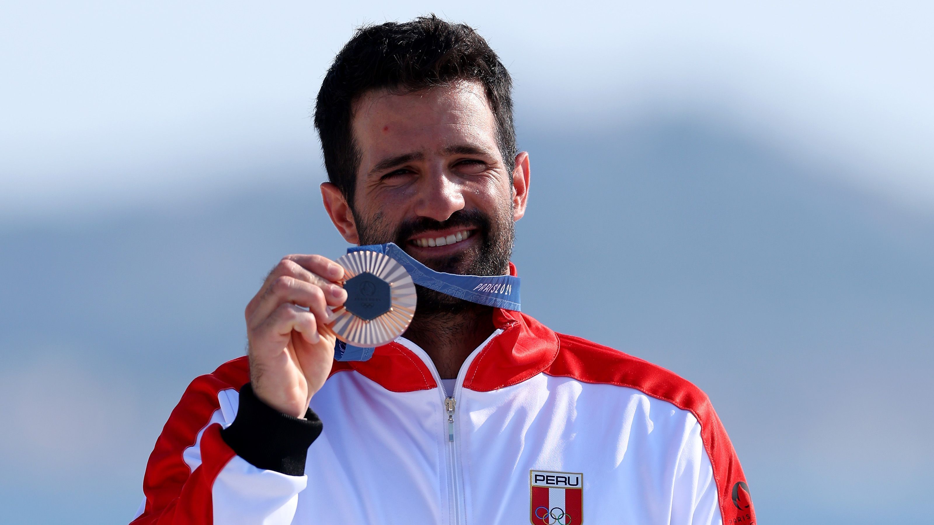Stefano Peschiera com o bronze, primeira medalha do Peru desde Barcelona 1992