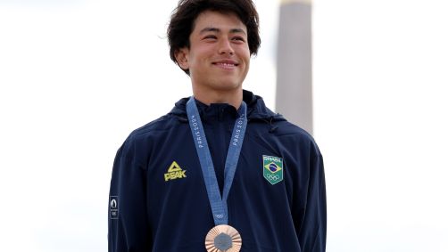 Akio exibe a medalha de bronze conquistada na final do skate park masculino