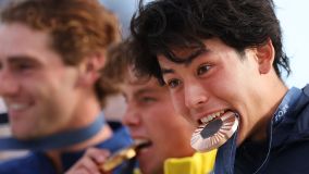 Akio com a medalha de bronze conquistada na final do skate park masculino
