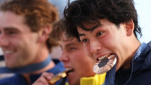 Akio com a medalha de bronze conquistada na final do skate park masculino