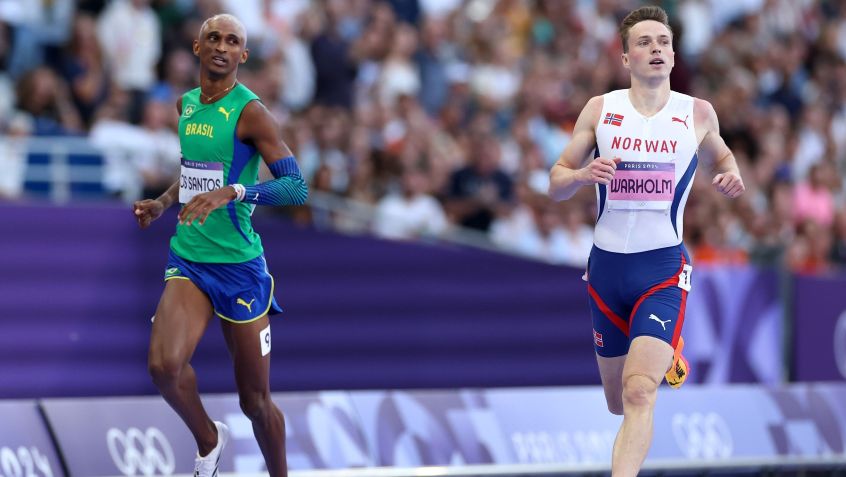 Alison dos Santos e Warholm na disputa da semi dos 400m com barreiras / Foto: Michael Steele/Getty Images