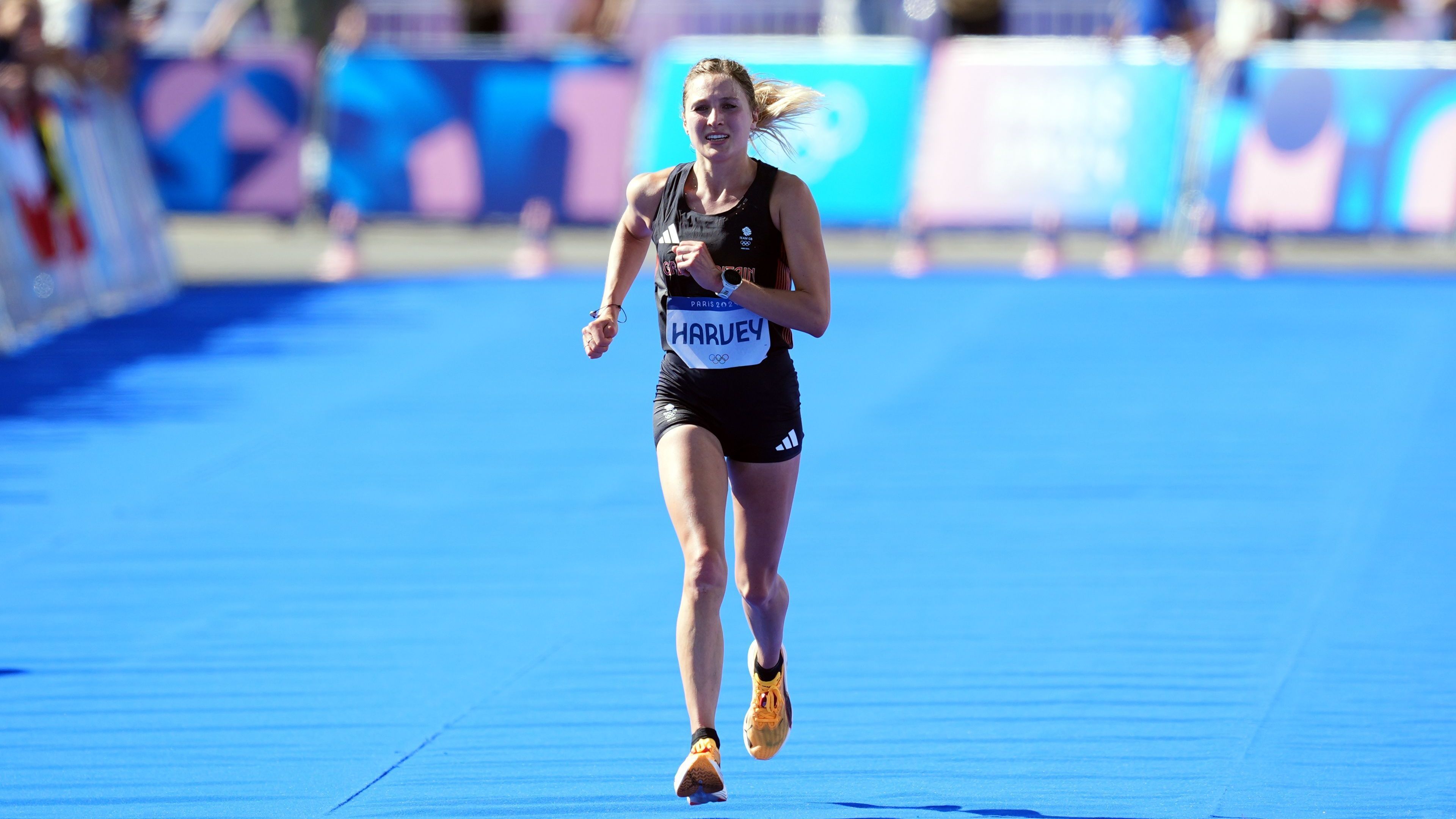 Rose Harvey durante a maratona da Olimpíada de Paris