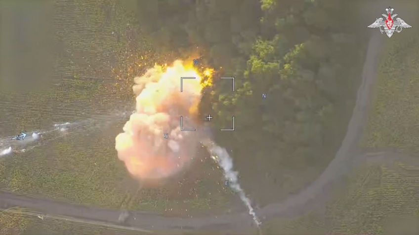 Uma captura de tela de um vídeo divulgado pelo Ministério da Defesa da Rússia mostra as forças russas lançando um ataque de mísseis com Lancet, um veículo aéreo não tripulado (VANT), visando o tanque militar das Forças Armadas Ucranianas na área de fronteira perto do Oblast de Kursk, Rússia, em 12 de agosto de 2024. • Russian Ministry of Defense/Anadolu via Getty Images