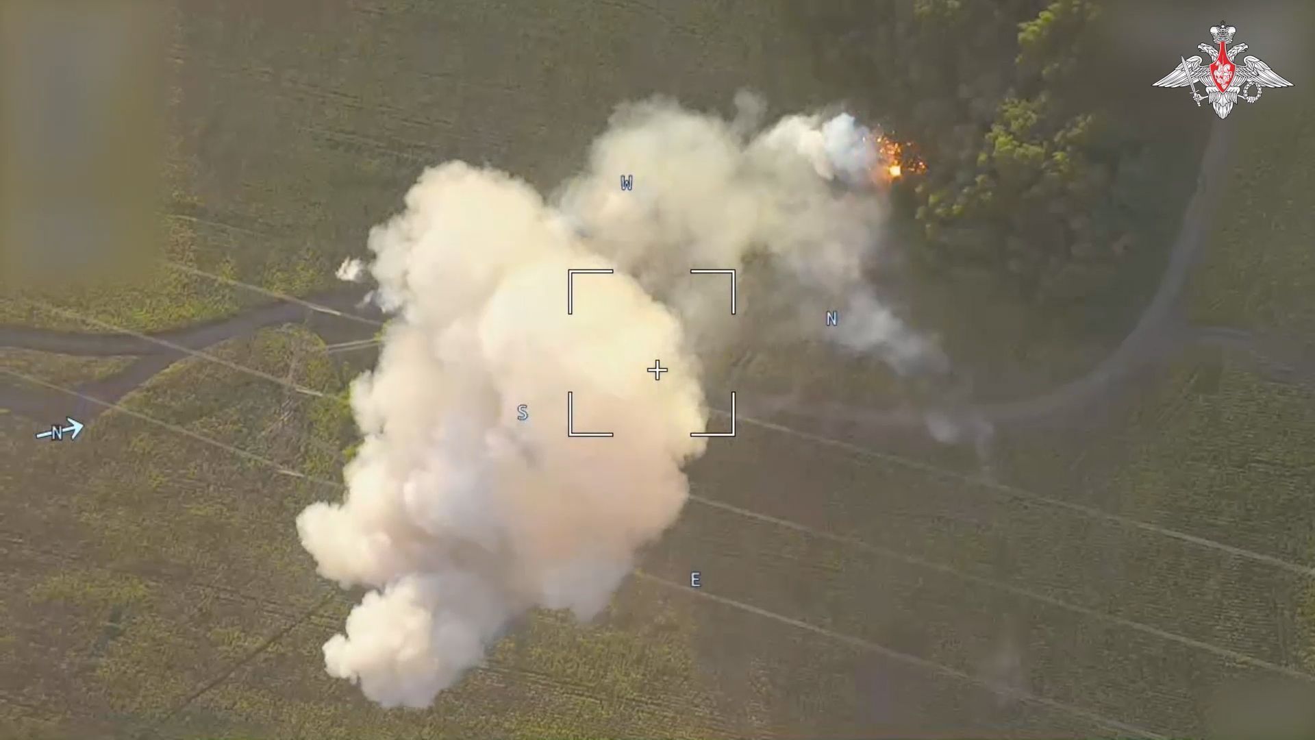 Uma captura de tela de um vídeo divulgado pelo Ministério da Defesa da Rússia mostra as forças russas lançando um ataque de mísseis com Lancet, um veículo aéreo não tripulado (VANT), visando o tanque militar das Forças Armadas Ucranianas na área de fronteira perto do Oblast de Kursk, Rússia, em 12 de agosto de 2024. / Russian Ministry of Defense/Anadolu via Getty Images
