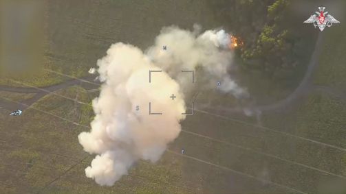 Uma captura de tela de um vídeo divulgado pelo Ministério da Defesa da Rússia mostra as forças russas lançando um ataque de mísseis com Lancet, um veículo aéreo não tripulado (VANT), visando o tanque militar das Forças Armadas Ucranianas na área de fronteira perto do Oblast de Kursk, Rússia, em 12 de agosto de 2024.
