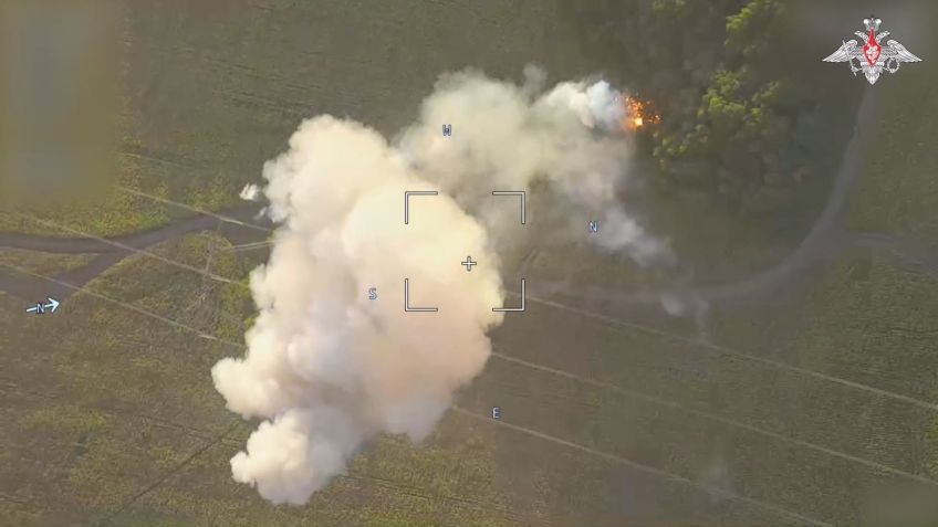 Uma captura de tela de um vídeo divulgado pelo Ministério da Defesa da Rússia mostra as forças russas lançando um ataque de mísseis com Lancet, um veículo aéreo não tripulado (VANT), visando o tanque militar das Forças Armadas Ucranianas na área de fronteira perto do Oblast de Kursk, Rússia, em 12 de agosto de 2024. / Russian Ministry of Defense/Anadolu via Getty Images