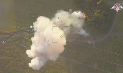 Uma captura de tela de um vídeo divulgado pelo Ministério da Defesa da Rússia mostra as forças russas lançando um ataque de mísseis com Lancet, um veículo aéreo não tripulado (VANT), visando o tanque militar das Forças Armadas Ucranianas na área de fronteira perto do Oblast de Kursk, Rússia, em 12 de agosto de 2024.