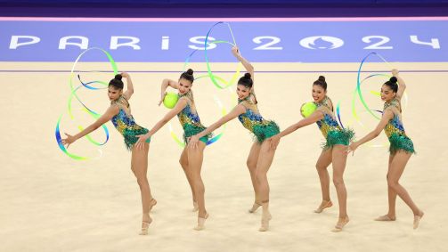 Equipe brasileira de ginástica rítmica durante apresentação em Paris 2024