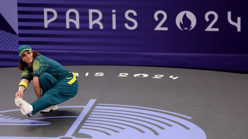 B-Girl Raygun, da Austrália, em ação durante a Olimpíada de Paris 2024 / Ezra Shaw/Getty Images