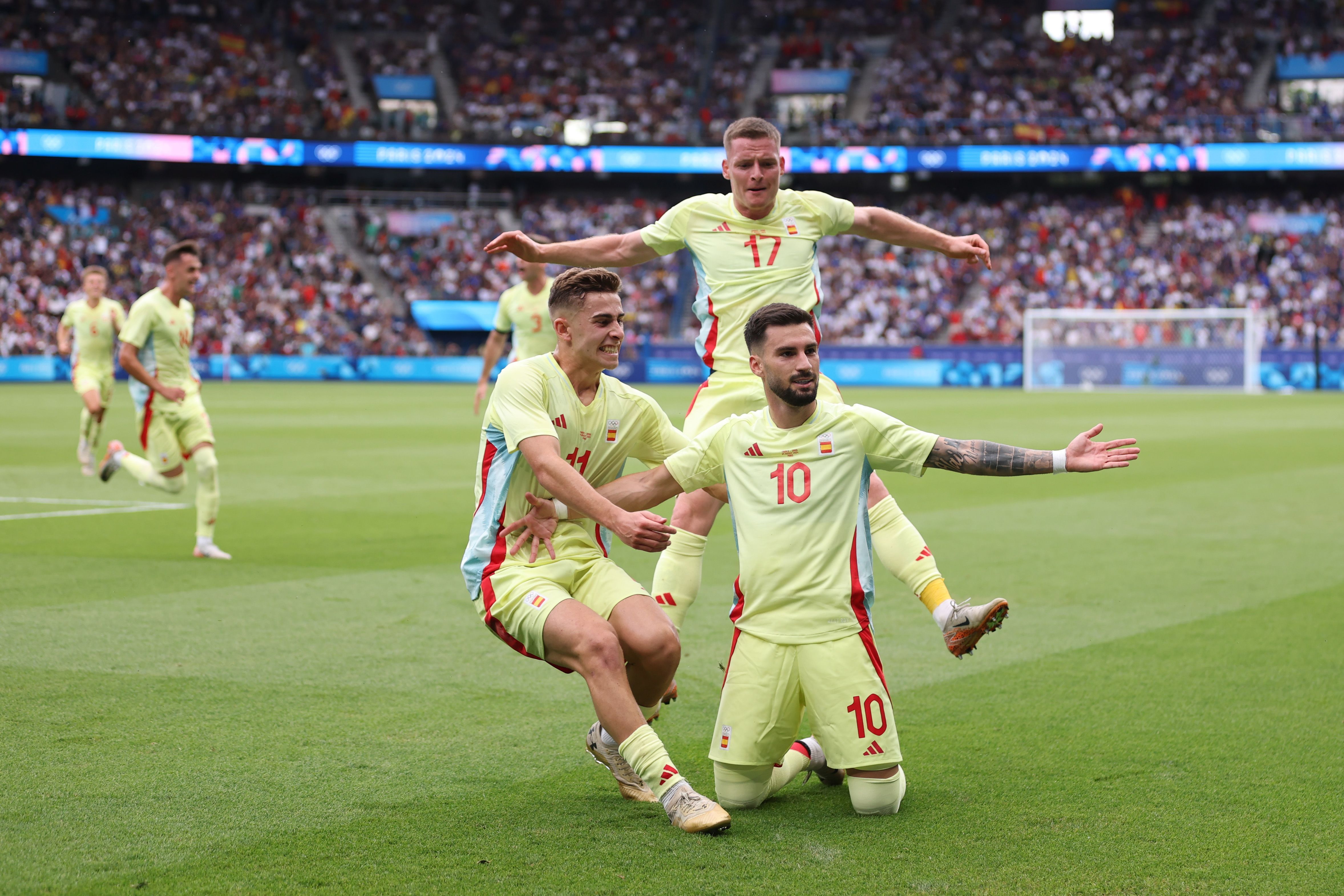 Espanhóis comemoram gol na final olímpica contra a França