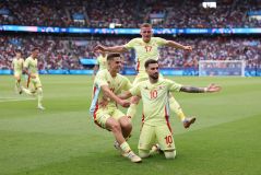 Espanhóis comemoram gol na final olímpica contra a França