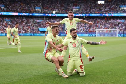 Espanhóis comemoram gol na final olímpica contra a França