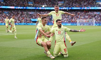 Espanhóis comemoram gol na final olímpica contra a França