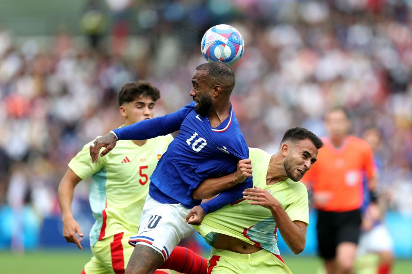 Lacazette, pela França • Carl Recine/Getty Images