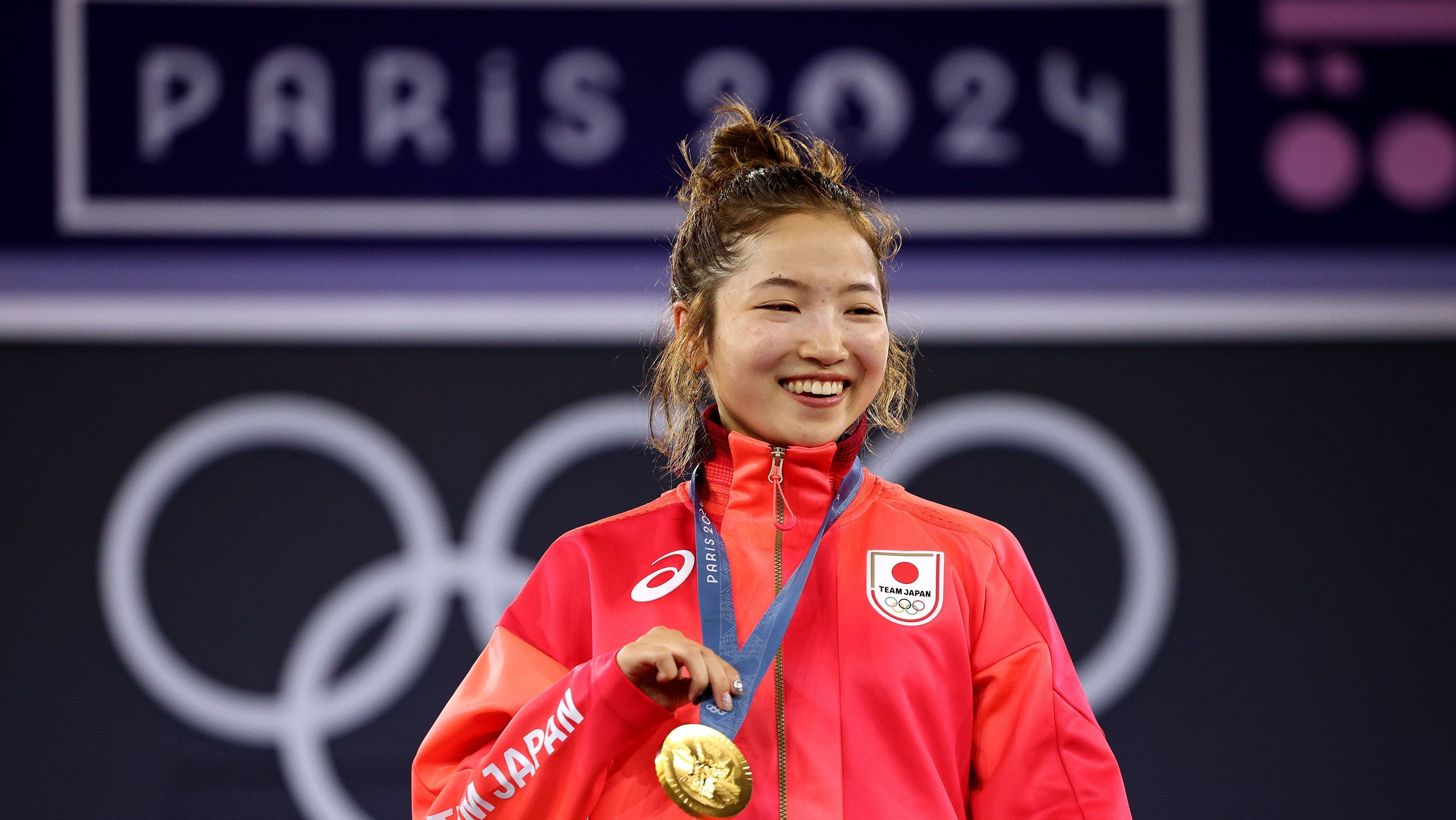 Ami Yuasa, conhecida como B-Girl Ami, segura a primeira medalha de ouro