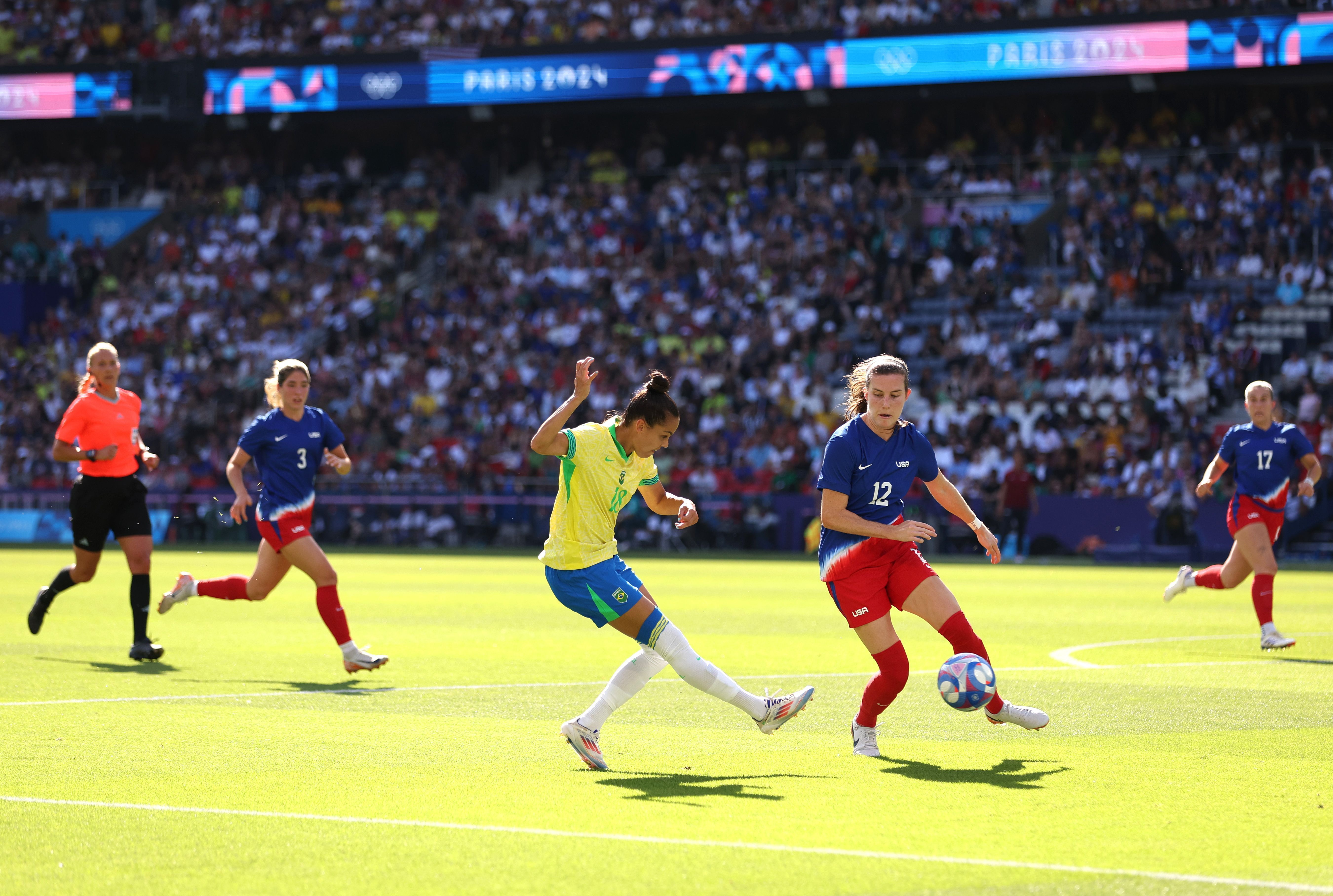 Gabi Portilho, camisa 18 da Seleção Brasileira, faz um passe durante a final da medalha de ouro dos Jogos Olímpicos de Paris 2024