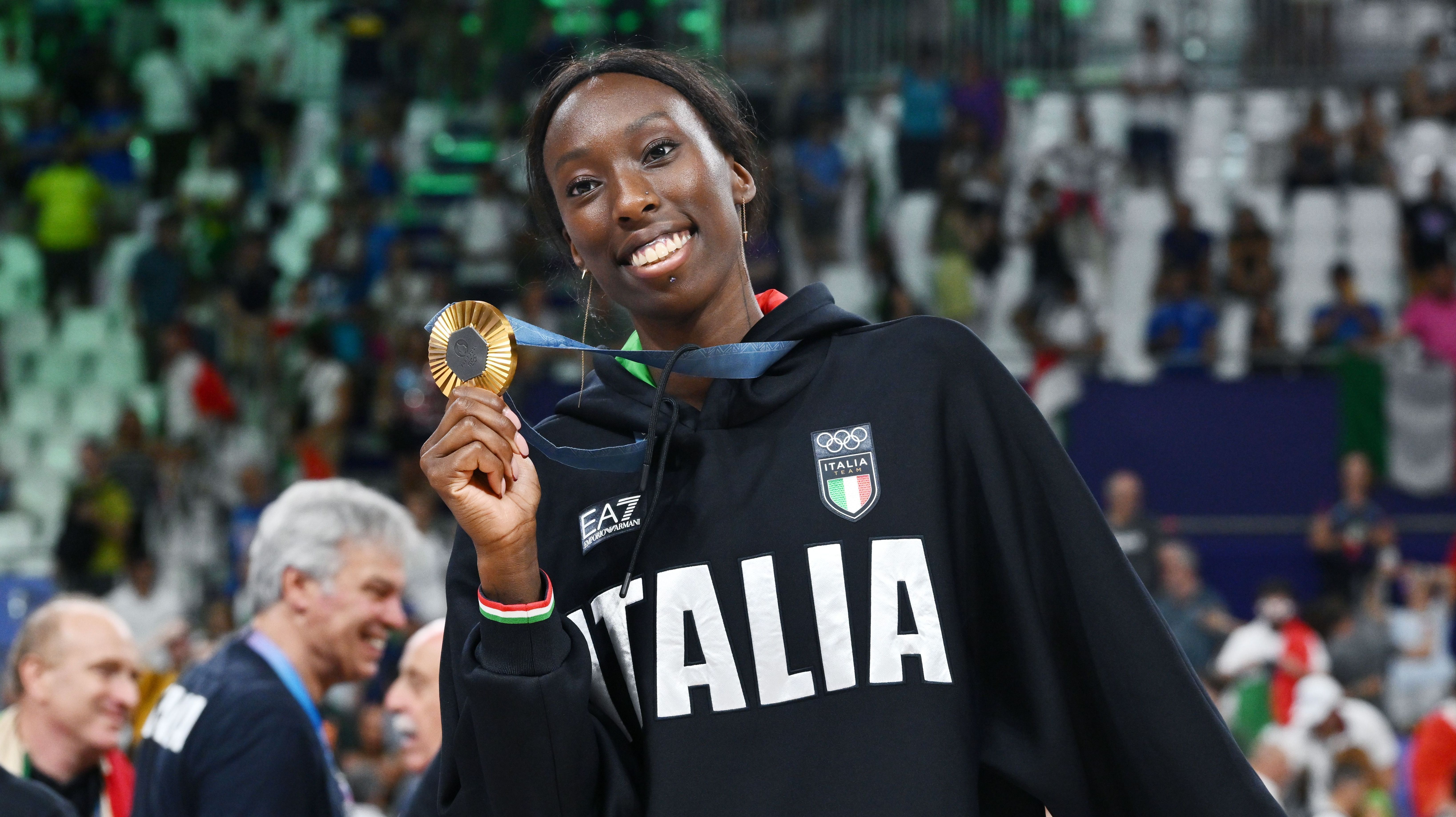 Egonu com a medalha de ouro do vôlei em Paris 2024 / Image Photo Agency/Getty Images