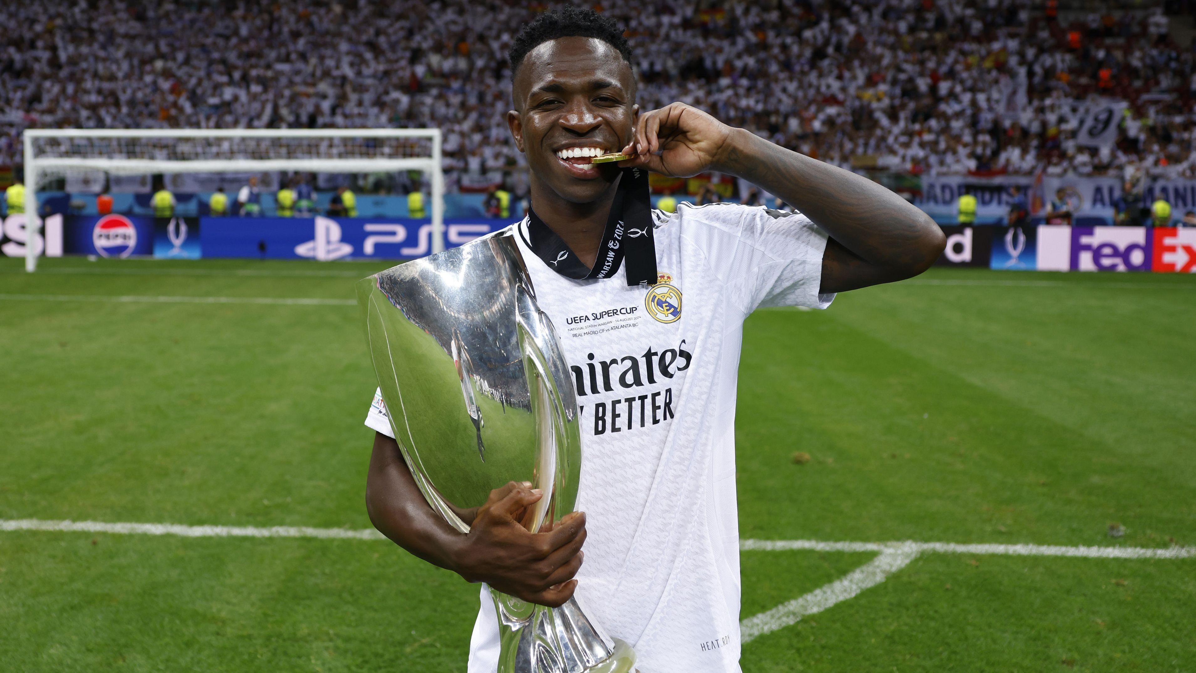 Vinicius Júnior com a taça e a medalha de campeão da Supercopa da Uefa