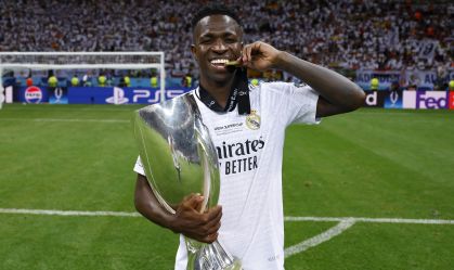 Vinicius Júnior com a taça e a medalha de campeão da Supercopa da Uefa