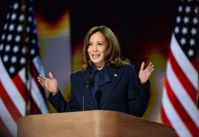 A vice-presidente dos EUA, Kamala Harris, na Convenção Nacional Democrata em Chicago, em 22 de agosto de 2024 • Jacek Boczarski/Anadolu via Getty Images