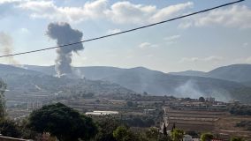 Fumaça sobe depois que um ataque aéreo israelense atingiu a cidade de Zibqin, no sul do Líbano, em 25 de agosto de 2024