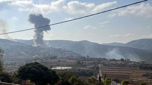 Fumaça sobe depois que um ataque aéreo israelense atingiu a cidade de Zibqin, no sul do Líbano, em 25 de agosto de 2024