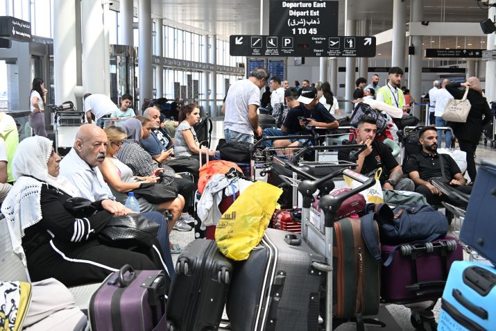 Passageiros esperam no Aeroporto Internacional Rafic Hariri de Beirute depois que os voos foram suspensos devido à tensão entre o Hezbollah e Israel • Houssam Shbaro/Anadolu via Getty Images