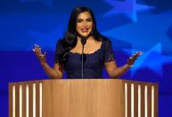 Mindy Kaling, de “The Office”, relembra momento pessoal com Kamala Harris em discurso