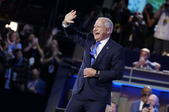 O candidato democrata à vice-presidência, Tim Walz reage após aceitar a nomeação para vice-presidência durante o terceiro dia da Convenção Nacional Democrata no United Center em 21 de agosto de 2024 em Chicago, Illinois • Andrew Harnik/Getty Images