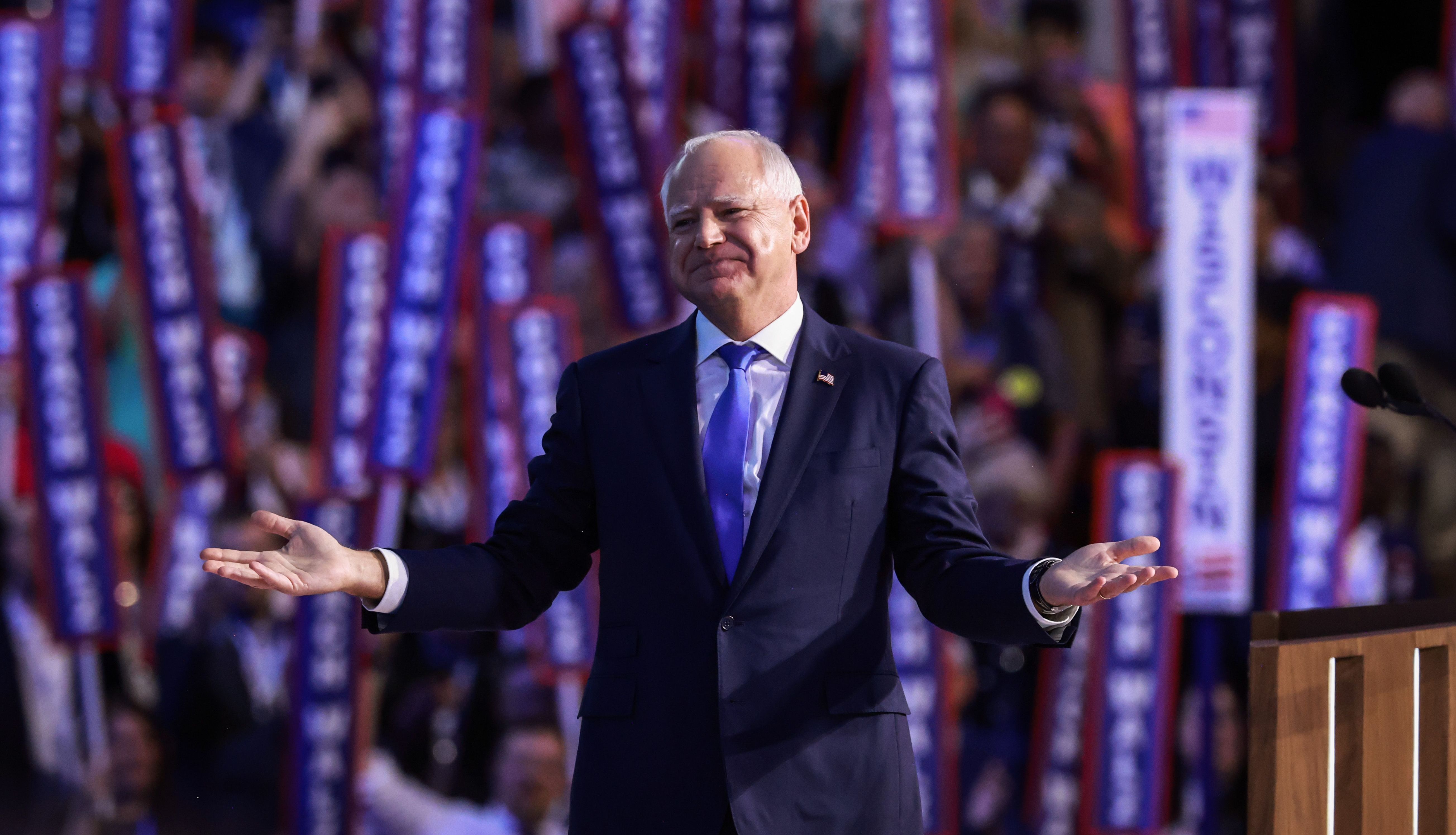 O candidato democrata à vice-presidência, Tim Walz no terceiro dia da Convenção Nacional Democrata no United Center em 21/08/2024 em Chicago, Illinois • Joe Raedle/Getty Images