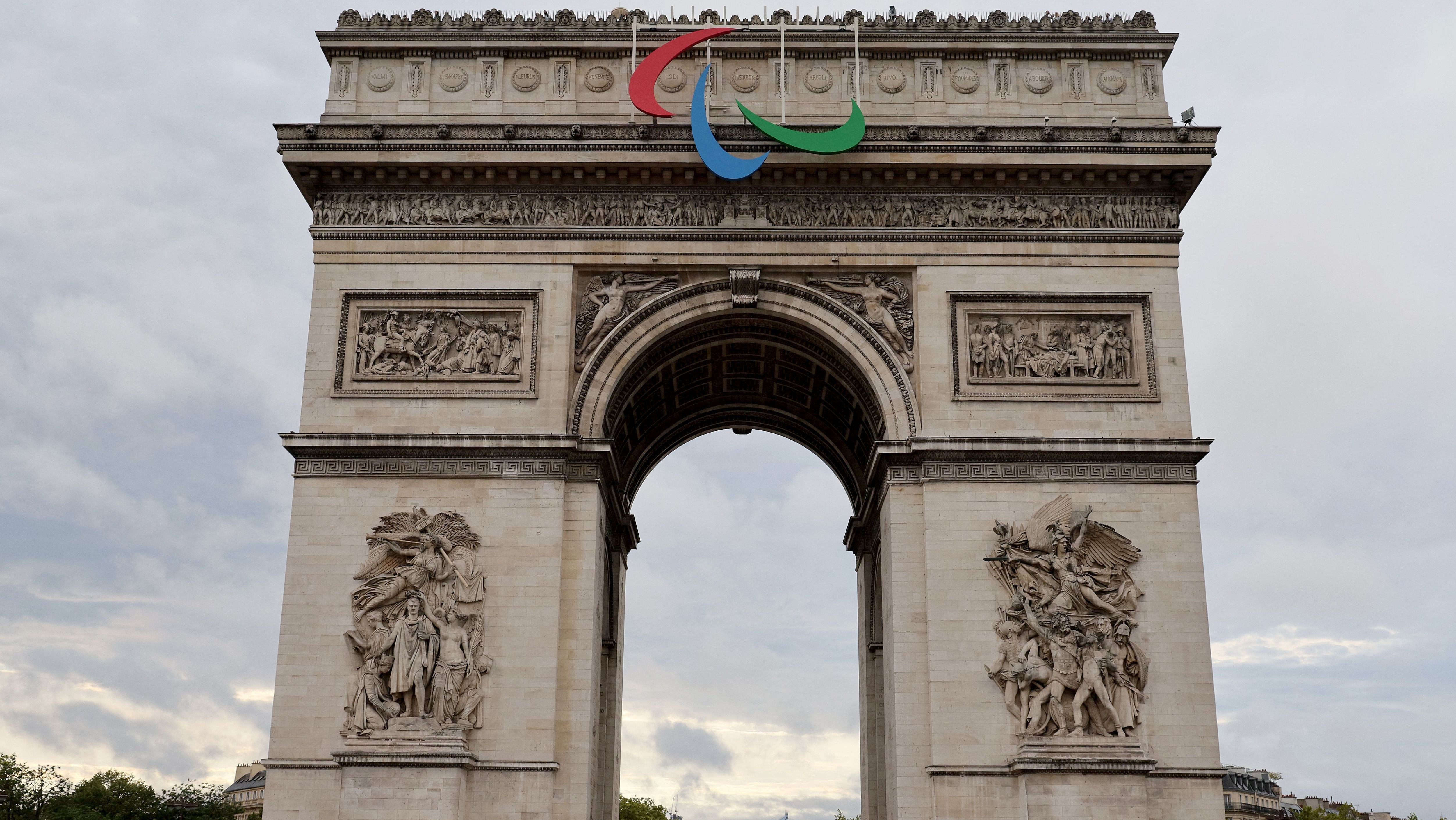 Arco do Triunfo com o logo das Paralimpíadas