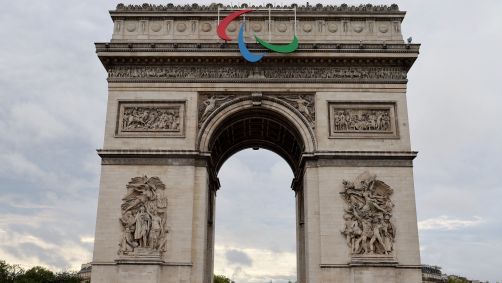 Arco do Triunfo com o logo das Paralimpíadas