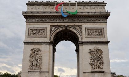 Arco do Triunfo com o logo das Paralimpíadas