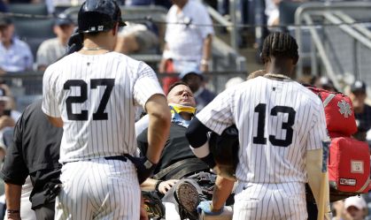 Árbitro de beisebol é atingido por taco e deixa jogo de maca; assista