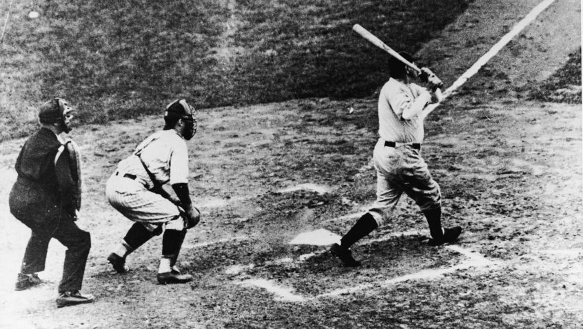Babe Ruth rebate contra o Chicago Cubs em jogo de 1932. Rebatida ficou conhecida como "Called Shot" / B. Bennett/Getty Images