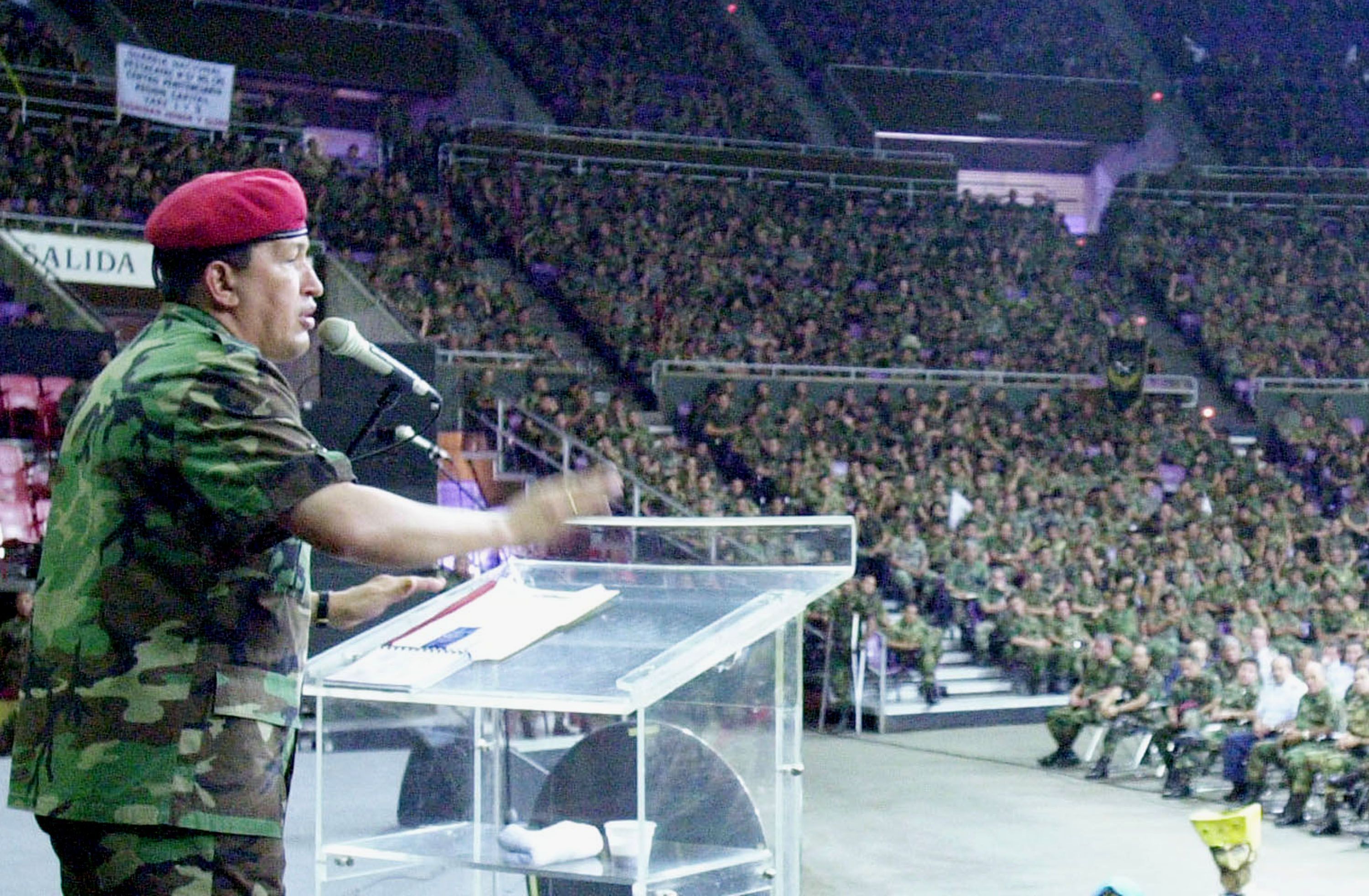 O presidente venezuelano Hugo Chávez faz um discurso para milhares de soldados e oficiais do exército em 27 de dezembro de 2001 na Arena Poliedro de Caracas / Miraflores/Getty Images