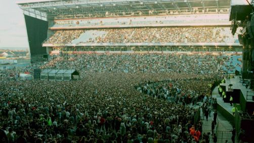 Fãs do Oasis lotam show da banda no Estádio Maine Road, antiga casa do City